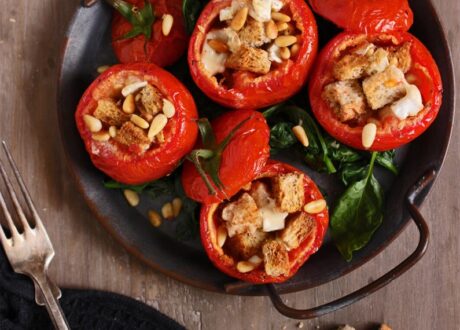 Herzhaft gefüllte Tomaten im Spinatbett