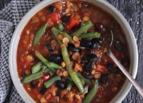 Eine Schale vegetarisches Bohnen-Chili