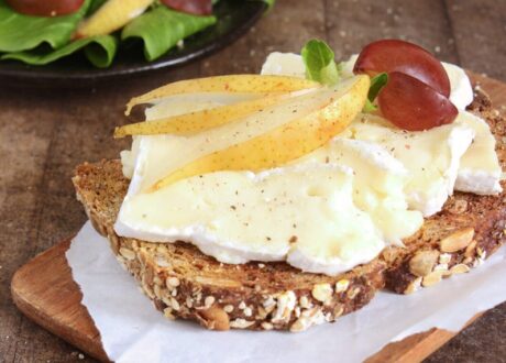 Geröstetes Brot mit Camembert und Salat