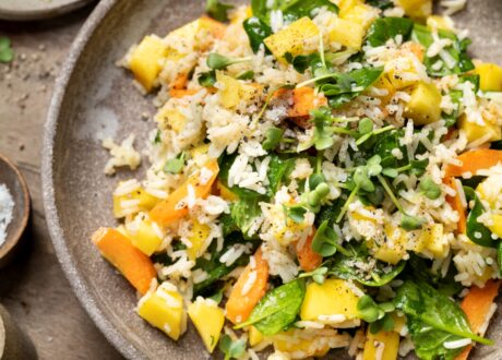 Reis-Salat mit Mango auf einem Teller